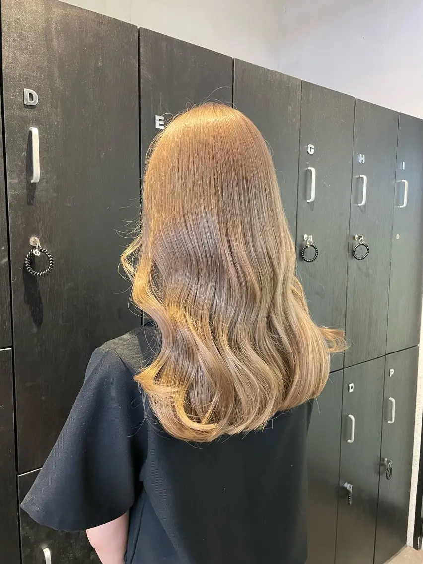 カラー ブリーチ ハイトーンカラー🩵 指名多数💗横山聖奈のヘアスタイル
