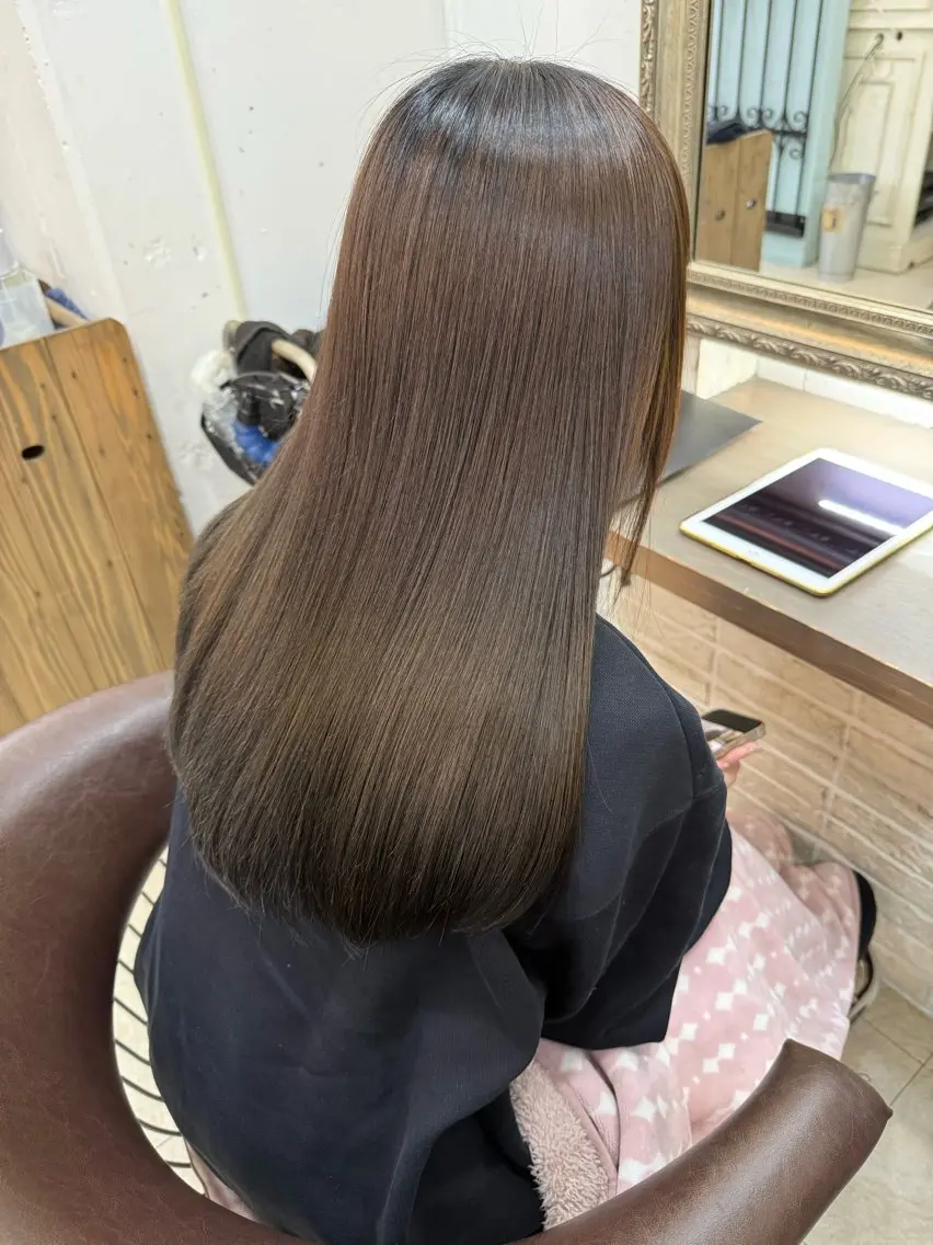 セミロング 縮毛矯正 地毛風ストレート 早坂裕真のヘアスタイル