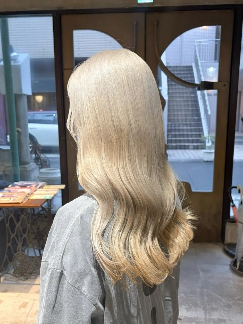 ロング カラー ベージュカラー ブロンド ハイトーンカラー ハイトーンベージュ ミルクティーベージュ カット ヘアカラー トリートメント ヘアセット 似合わせベージュ 🍯ayumi🍯のヘアスタイル