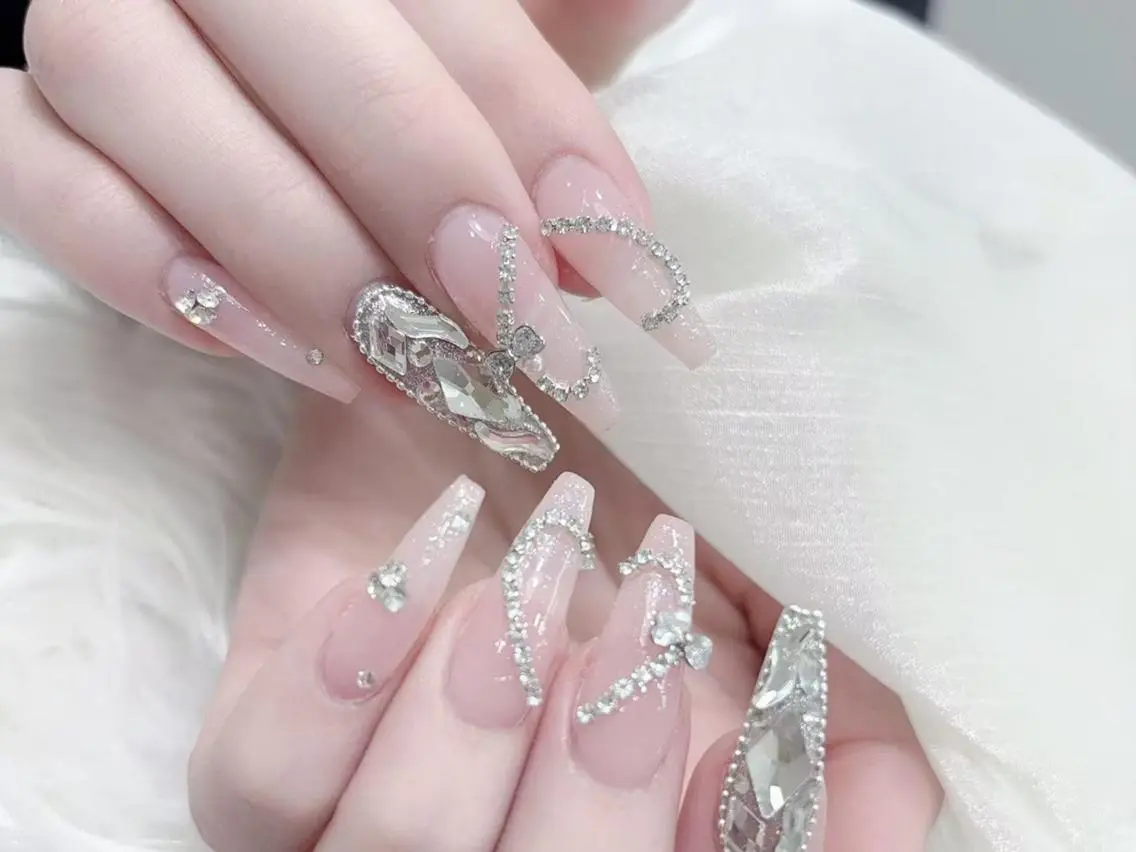ネイル 長さ出し キラキラネイル 韓国ネイル ロングネイル マグネットネイル ハンドネイル ハンドケア 🎀LIMIT🎀 長さ出し新宿のネイルデザイン