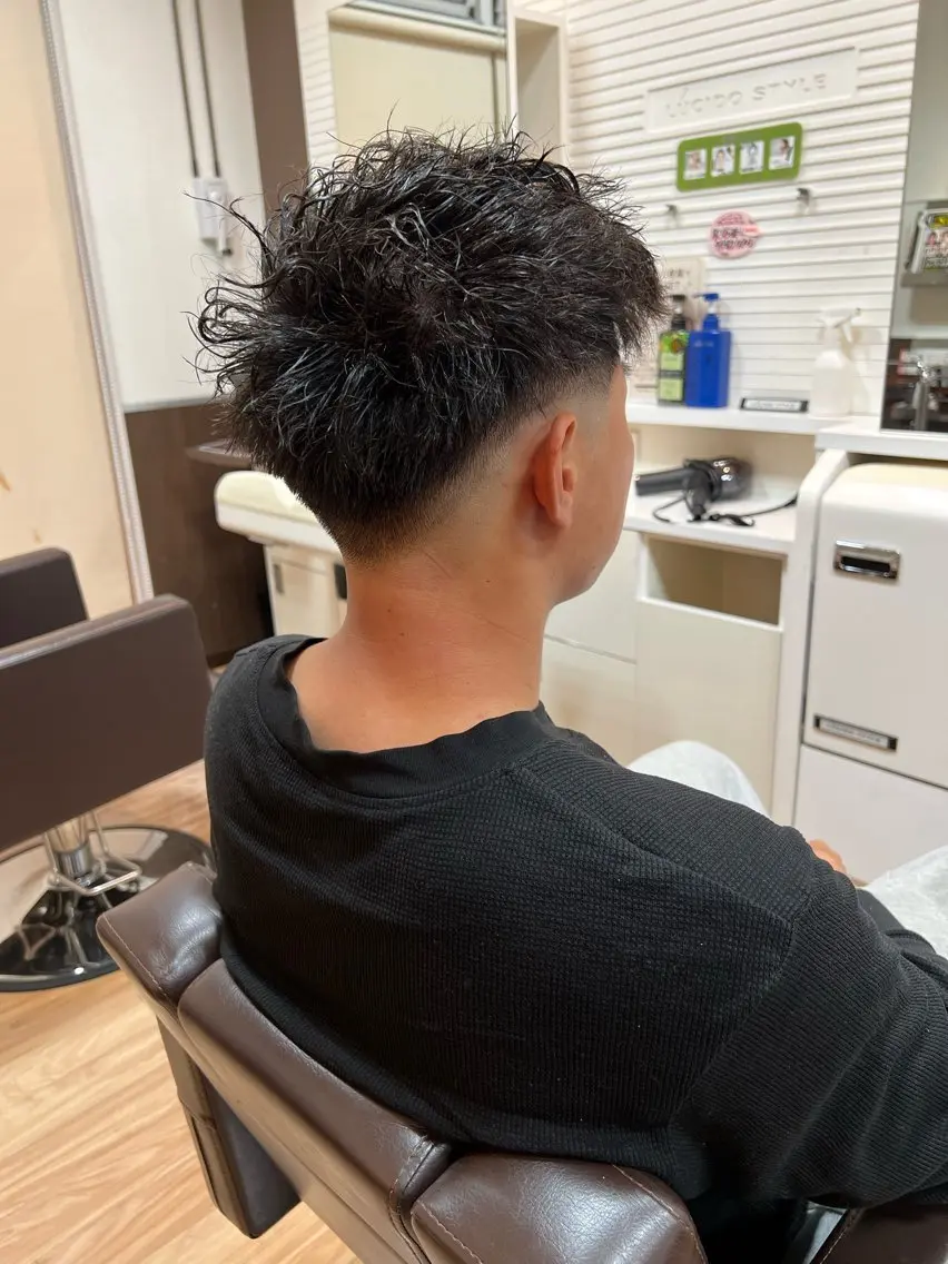 ショート パーマ メンズ フェードカット メンズパーマ ヌノメ スエカのヘアスタイル