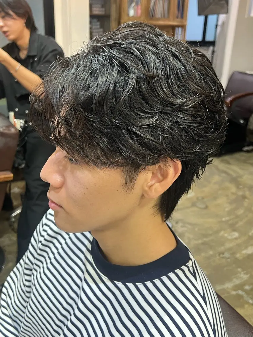 ショート パーマ メンズ フェザーパーマ メンズパーマ 湖城 恵吾のヘアスタイル