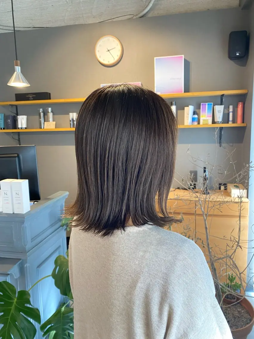 ミディアム カラー ベージュカラー オリーブベージュ 外ハネヘア 丸(マル) ／ショートボブのヘアスタイル