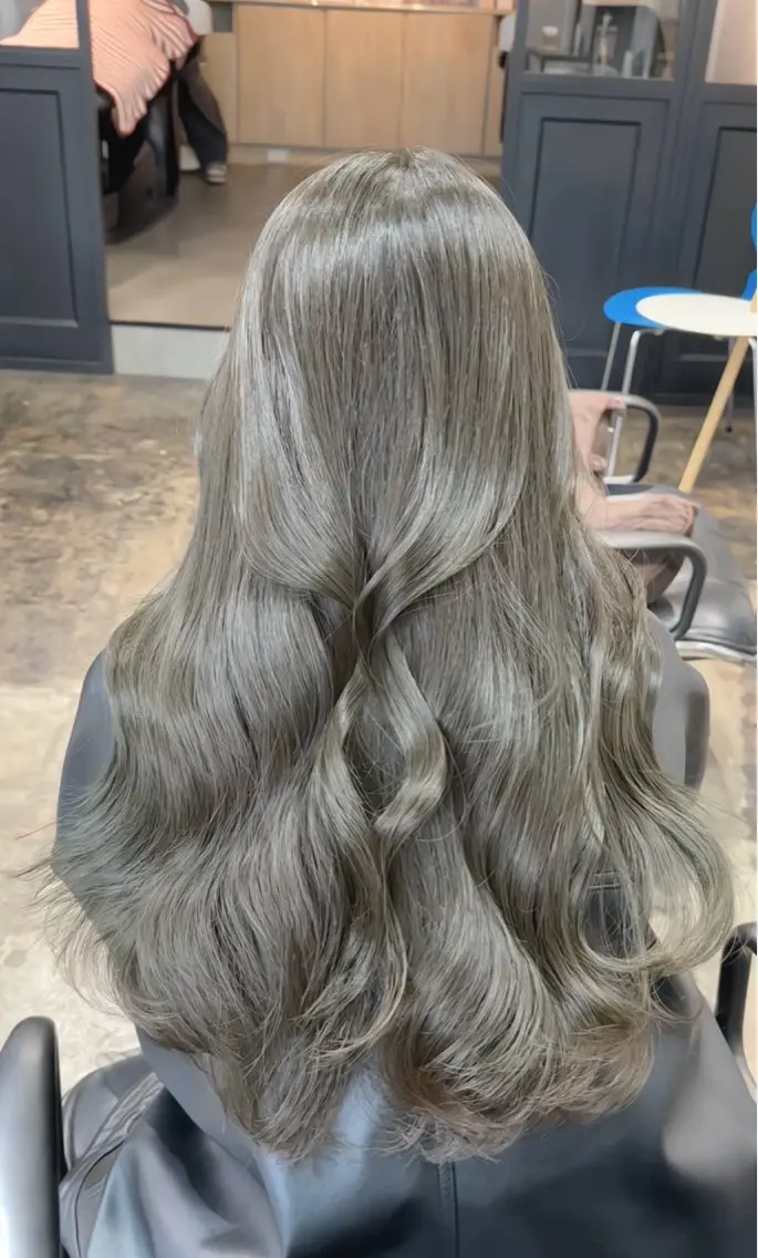 ロング カラー 透明感カラー グレージュ オリーブカラー ヘアカラー トリートメント 高部 仁斗のヘアスタイル