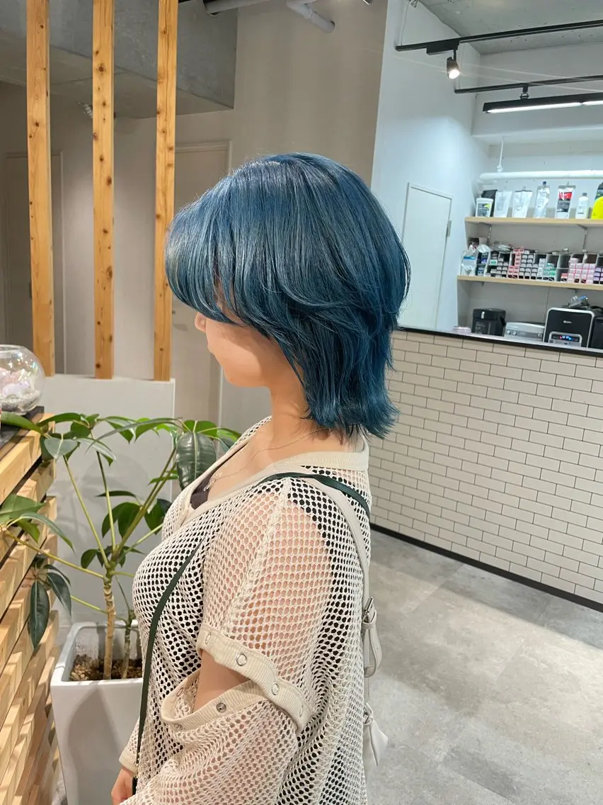 ミディアム カラー ブリーチ ブロンド ブルーカラー ウルフカット 久保田 千尋のヘアスタイル