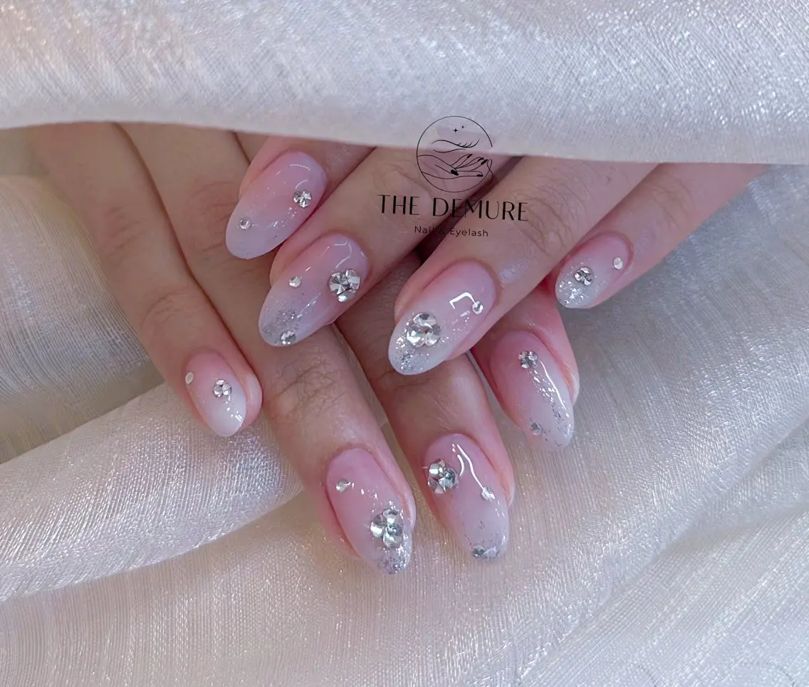 ネイル アートネイル キラキラネイル 韓国ネイル 水色 ロングネイル ハンドネイル ハンドケア NailDemure 【銀座店】のネイルデザイン