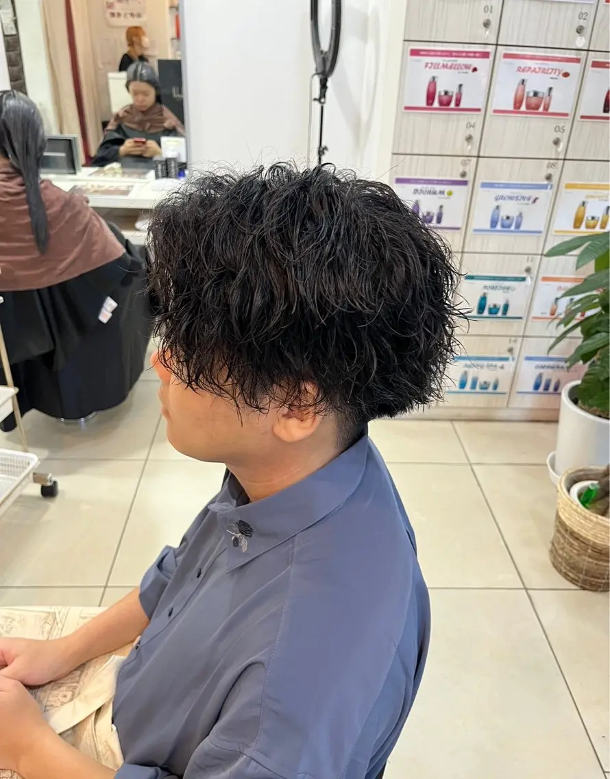 ミディアム パーマ メンズ ミディアムパーマ センターパート メンズパーマ ツイストスパイラルパーマ スパイラルパーマ カット パーマ 韓国メンズヘア/ 毛流れヘア　須田龍世のヘアスタイル