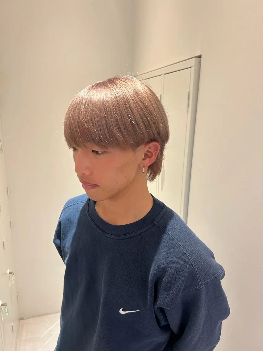 カラー メンズ ベージュカラー ミルクティーベージュ カット ヘアカラー トリートメント 有働由良／ハイトーン ／韓国メンズヘアのヘアスタイル