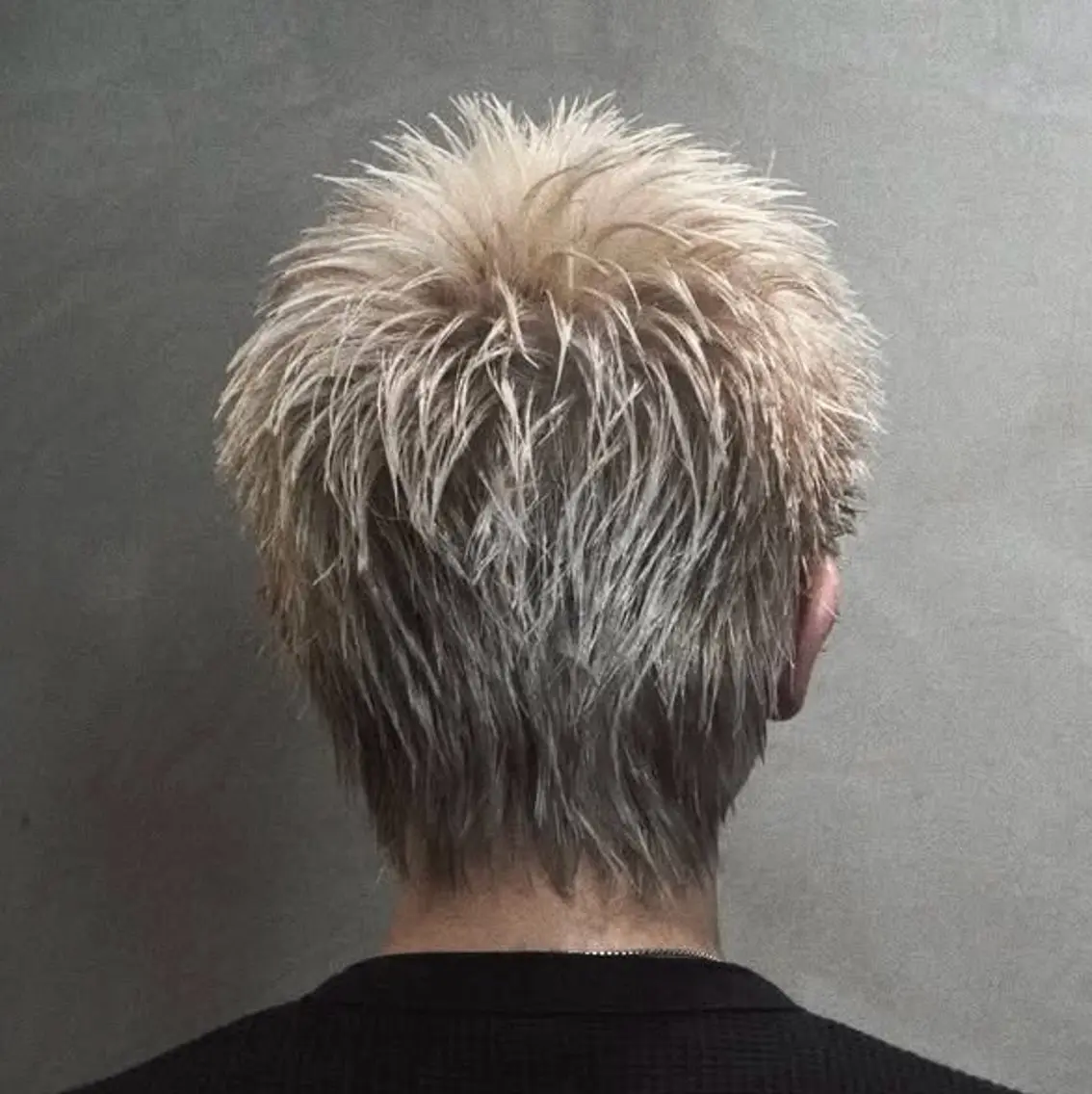 ショート カラー メンズ メンズハイトーン スパイキーショート ブロンド ハイトーンカラー ショートヘア ヘアカラー 吉村 悠真のヘアスタイル