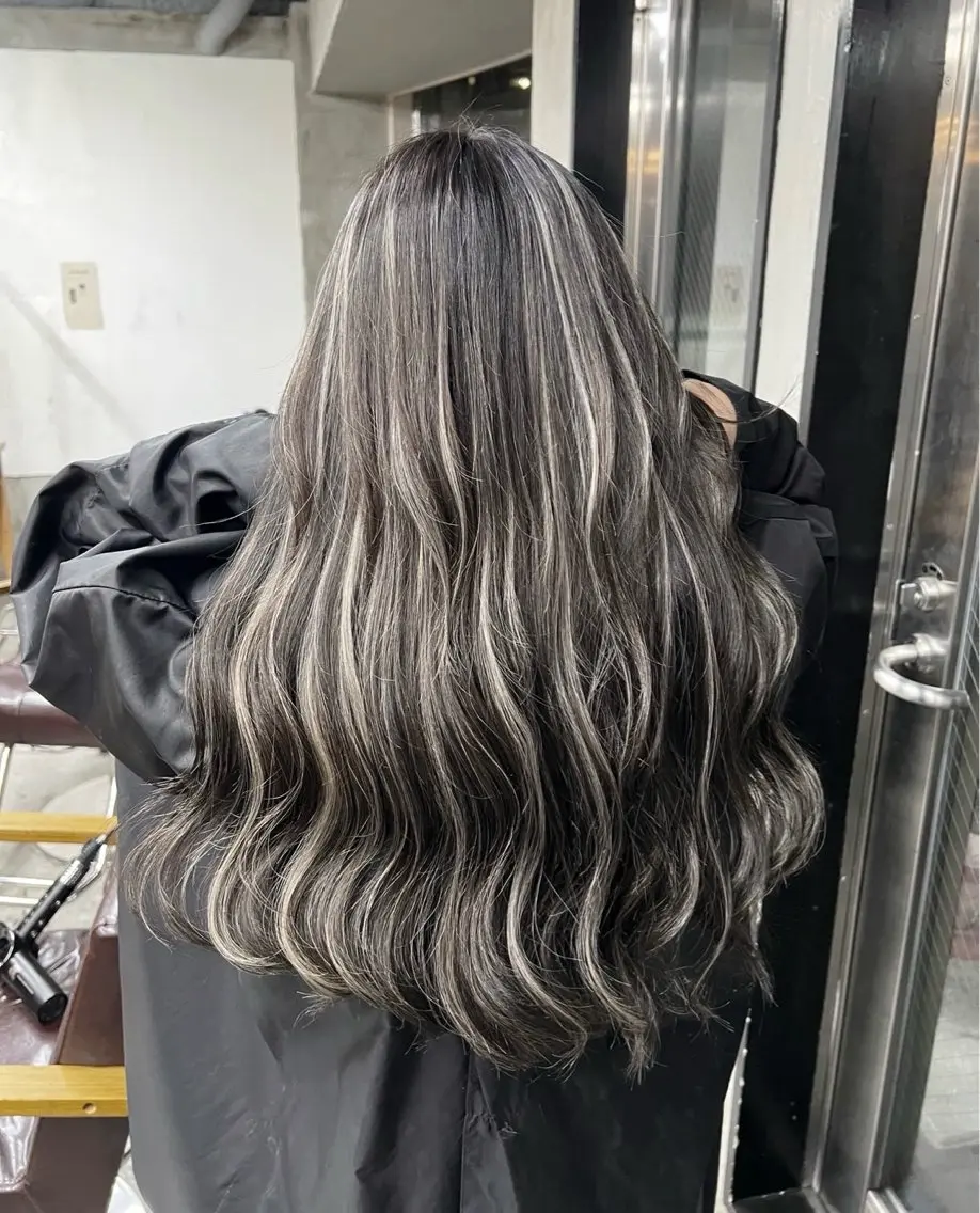 ロング カラー ダークグレー ダークグレージュ グレージュ ハイライトカラー ハイライト ヘアカラー トリートメント 指名数No.1 /NAOYAのヘアスタイル