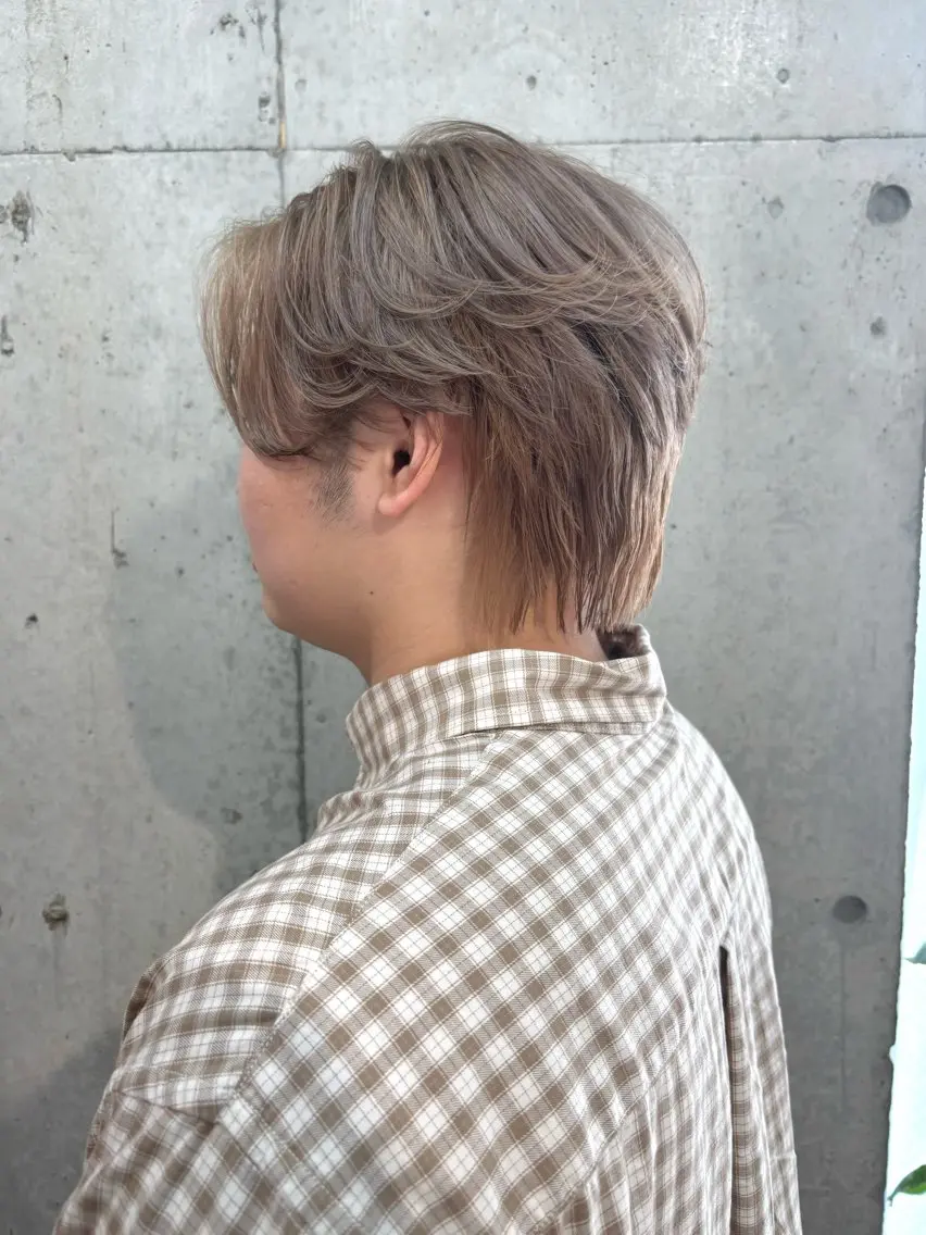 ミディアム カラー メンズ センターパート メンズハイトーン メンズウルフカット ベージュカラー ハイトーンカラー ヘアカラー SHOTO ハイトー ン/ブロンドカラーのヘアスタイル