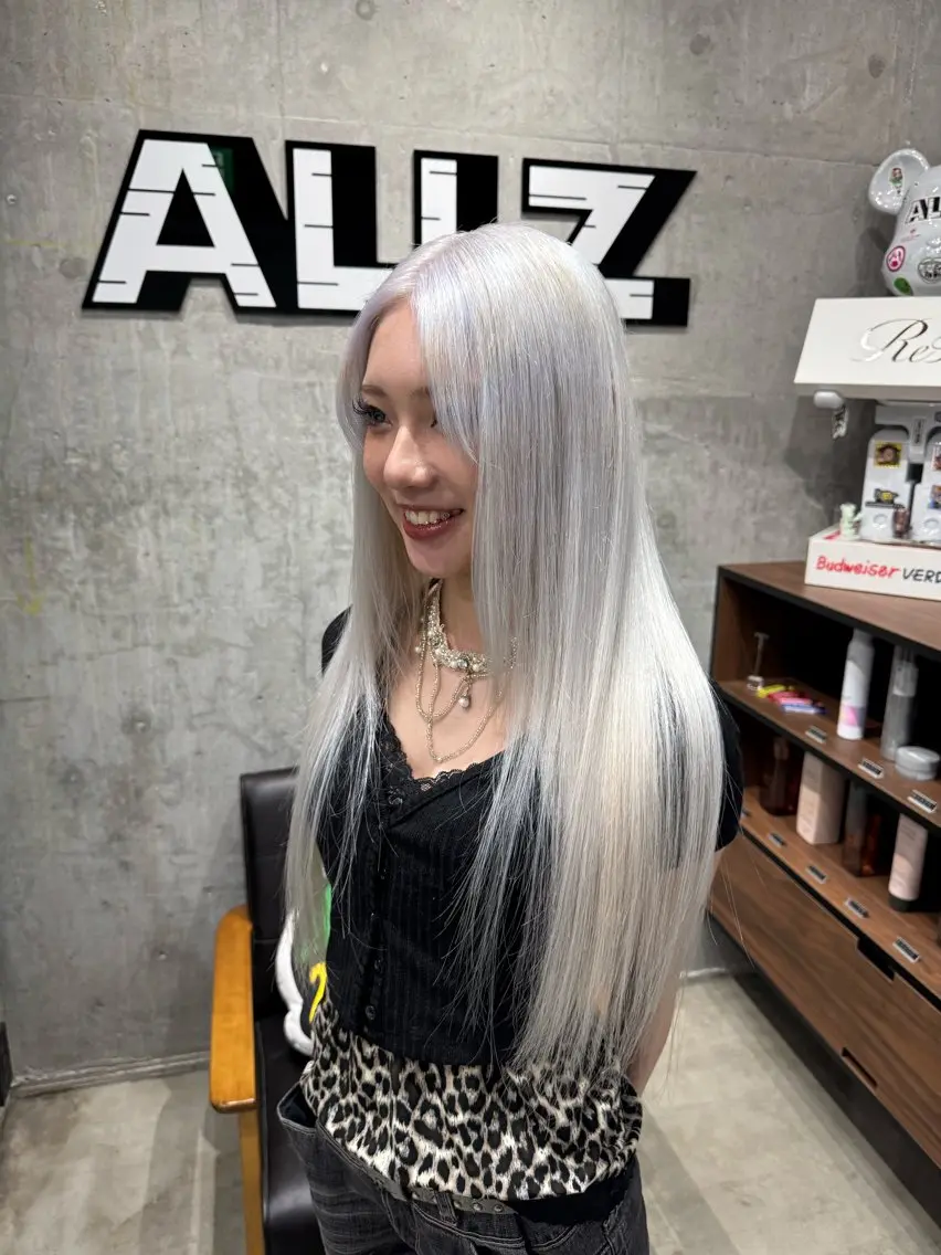 ロング カラー ブリーチ ヘアカラー ホワイトブロンド RIKUTOのヘアスタイル