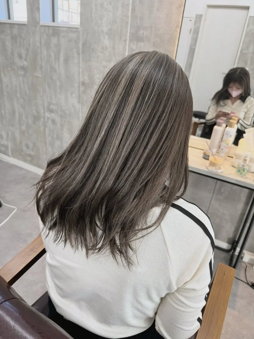 ロング カラー バレイヤージュ ブリーチ 透明感カラー ダブルカラー グレージュ 1席のみの 美容室IKKIのヘアスタイル