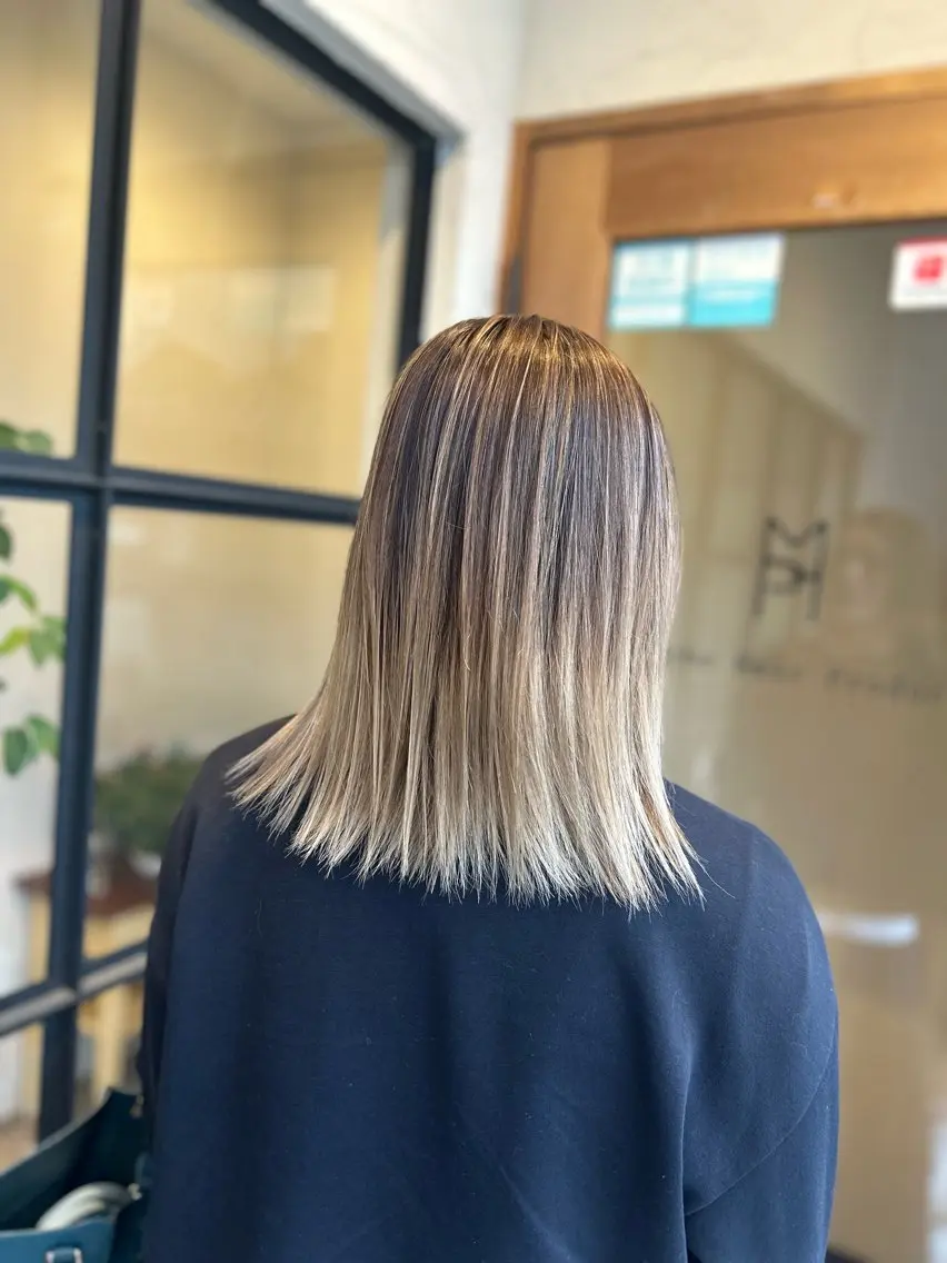 セミロング カラー バレイヤージュ グラデーションカラー ハイライトカラー ハイライト レイヤーカット カット ヘアカラー トリートメント 井上 花音のヘアスタイル