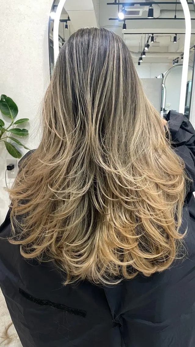 ロング カラー バレイヤージュ ブリーチ ブロンド レイヤーカット 岩原 基典のヘアスタイル