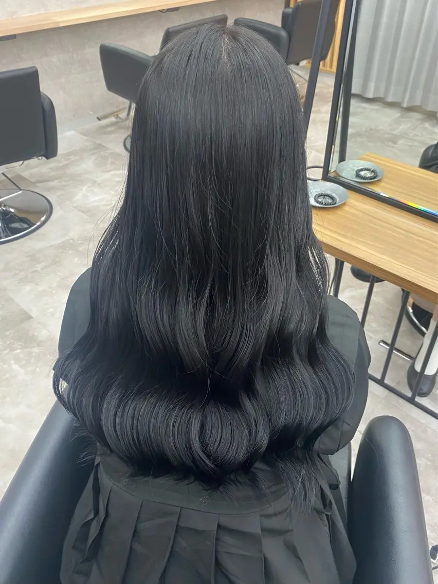 ロング カラー ヘアアレンジ 黒髪 ブルーカラー ブルーブラック 苗代萌/ぷるツヤ髪 🫧／レイヤーカットのヘアスタイル