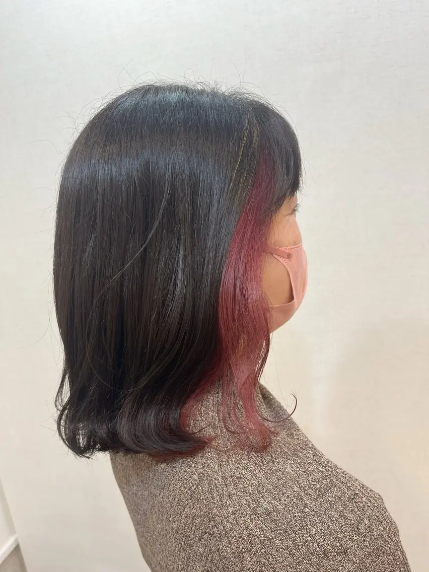ミディアム カラー イヤリングカラー ピンクカラー ヘアカラー 伊藤 由妃乃のヘアスタイル