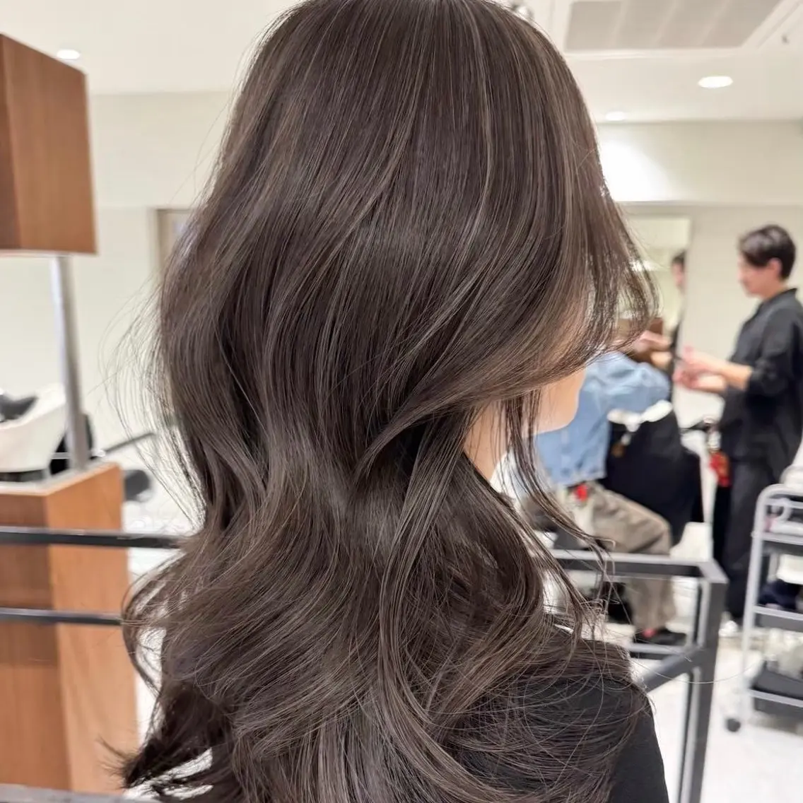 セミロング カラー ヘアアレンジ 内大久保 列夏のヘアスタイル