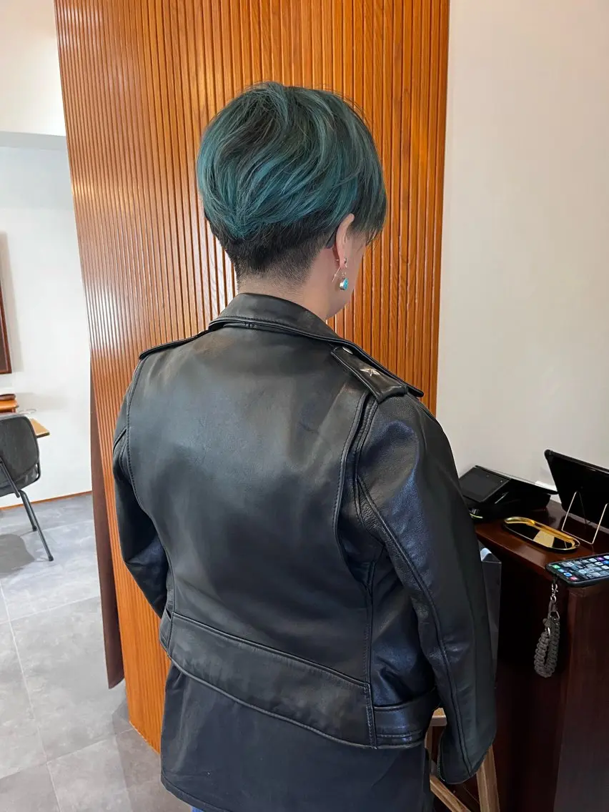 ショート カラー 安達 俊亮のヘアスタイル
