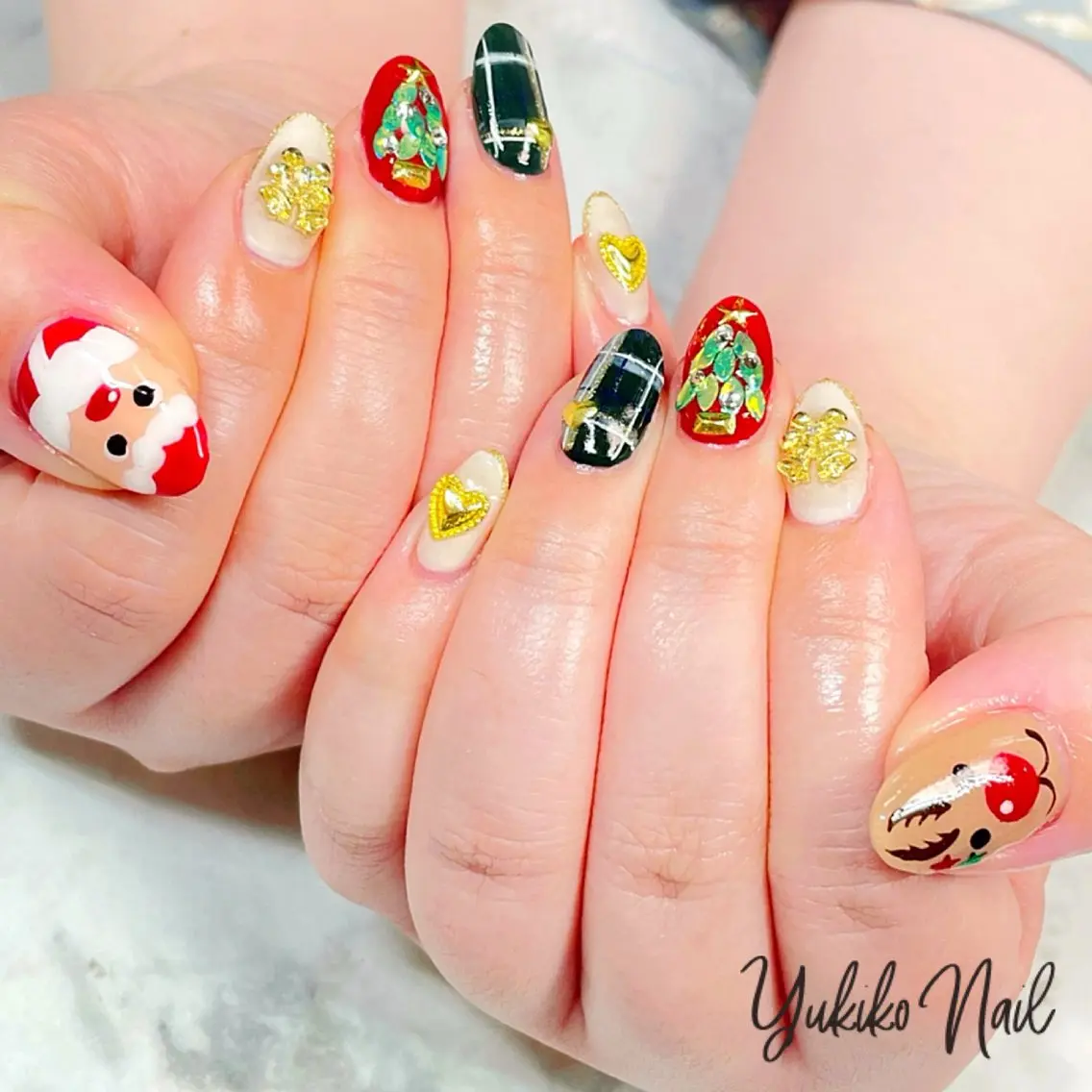 ネイル ゴールド グリーン 赤色 冬ネイル クリスマス ユキコ ネイルのネイルデザイン
