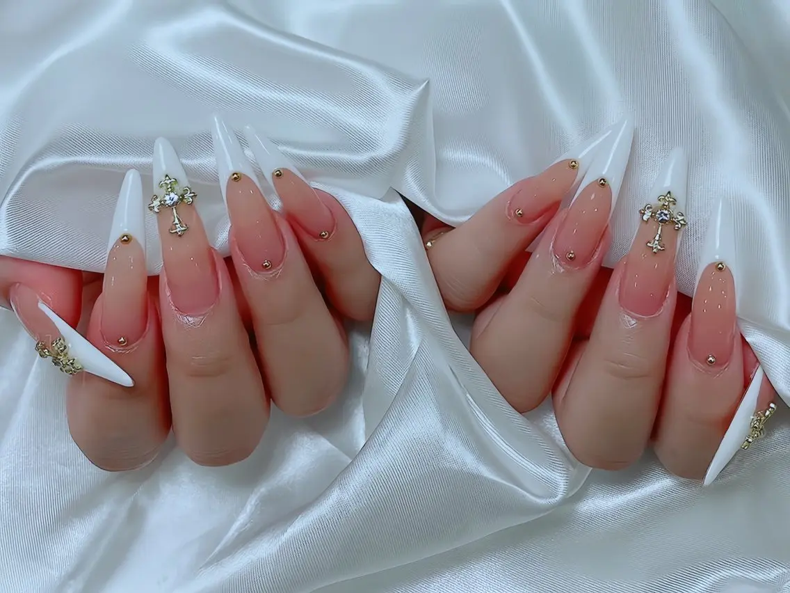 ネイル チークネイル フレンチネイル ガラスフレンチ グラデーション キラキラネイル Rin Nail 新大久保店のネイルデザイン