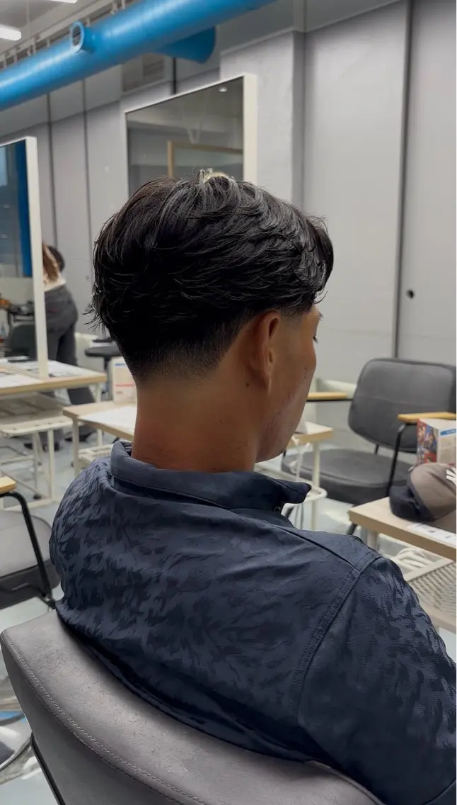メンズ フェードカット フェザーパーマ メンズパーマ カット パーマ 【メンズ特化】テーパ ーフェード×パーマのヘアスタイル