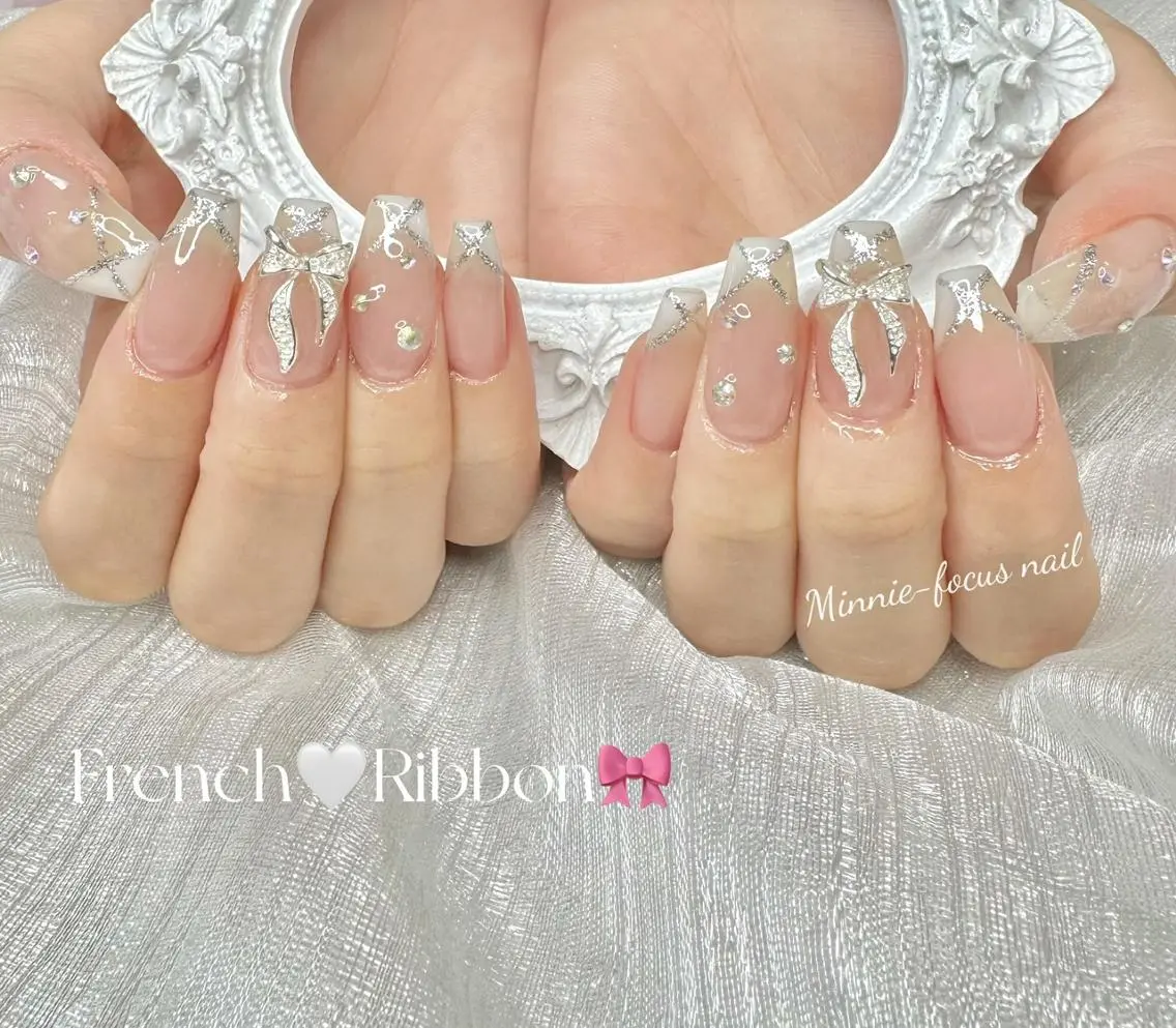 ネイル フレンチネイル キラキラネイル 韓国ネイル リボン 夏ネイル ハンドネイル 🧸Luvia nail✨のネイルデザイン
