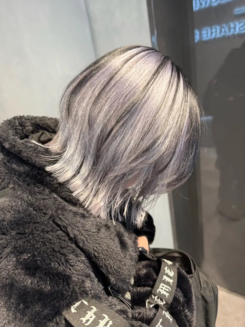 セミロング カラー 黒髪 ブリーチ ケアブリーチ ダブルカラー シルバー ヘアカラー トリートメント インナーカラー 推し ブリーチ 髪質改善のヘアスタイル