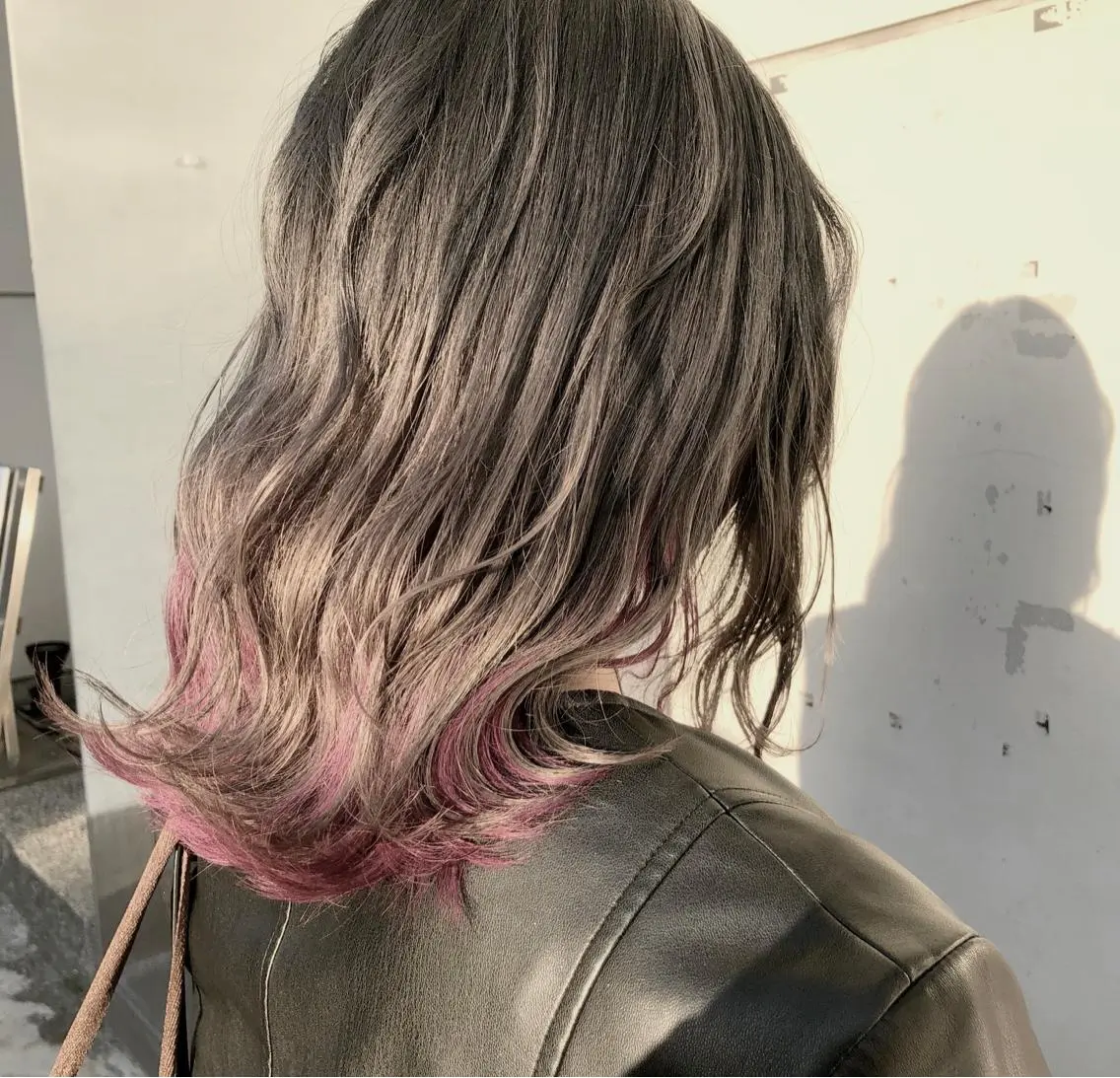ミディアム カラー グレージュ ピンクカラー メンズ レイヤー ウルフ 弓木啓輔のヘアスタイル