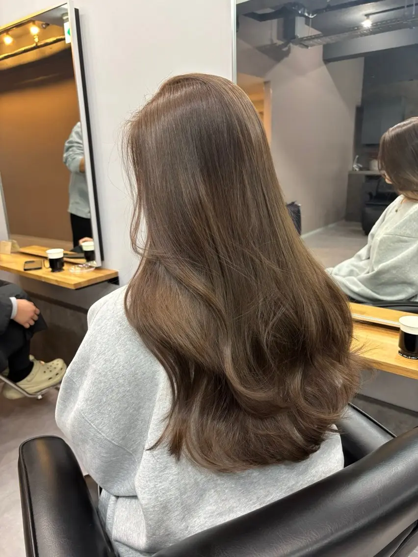 ミディアム カラー カット ヘアカラー トリートメント レイヤーカット 西村あきやのヘアスタイル
