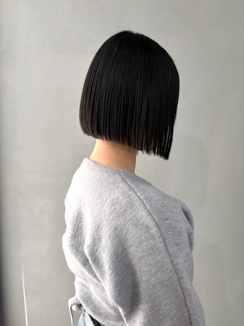 ショート カラー 黒髪 ブルーカラー ブルーブラック ボブ カット ヘアカラー トリートメント S. Hitomiのヘアスタイル