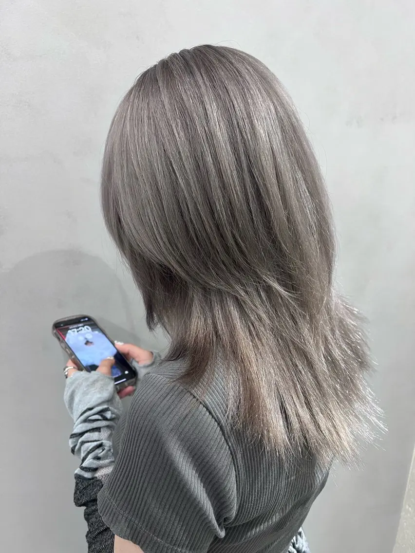セミロング カラー ヘアアレンジ シルバー ホワイトシルバー ウルフカット カット ヘアカラー トリートメント ヘアセット 大宮/山口 竣也のヘアスタイル