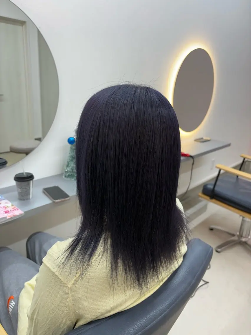 カラー ブリーチ 透明感カラー ネイビーカラー シルバー 戸川凜音/ボブ/ レイヤーカットのヘアスタイル