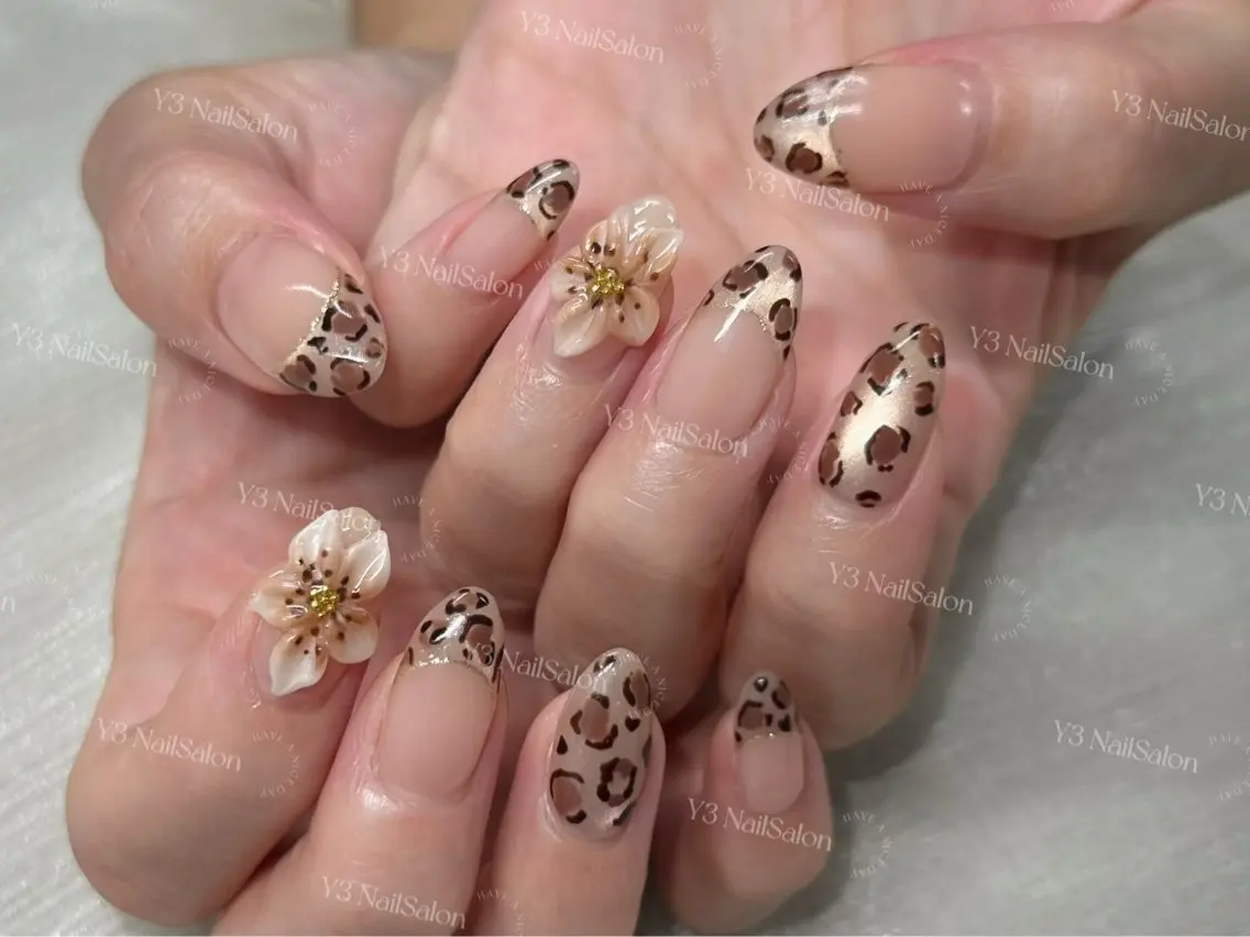 ネイル アニマル柄 ブラウン フラワーネイル ゴールド 持ち込み ハンドネイル Y3 NailSalonのネイルデザイン