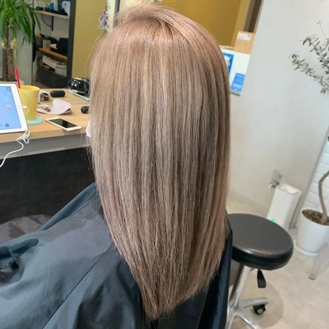 セミロング カラー ベージュカラー ブリーチ カット ヘアカラー トリートメント hubhair レイヤー/透明感のヘアスタイル