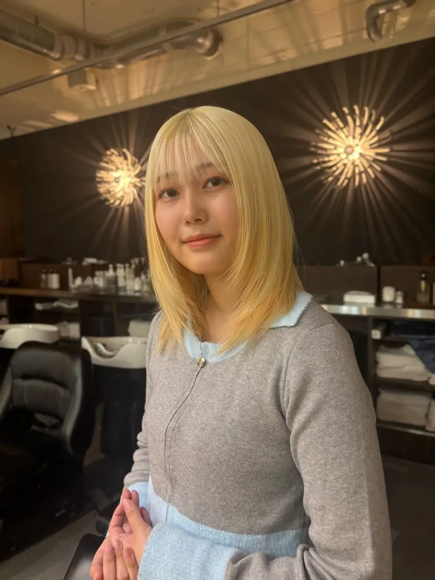 セミロング カラー ブリーチ 抜きっぱなしブロンド 似合わせレイヤー🪄 パーマ🌀/表参道のヘアスタイル