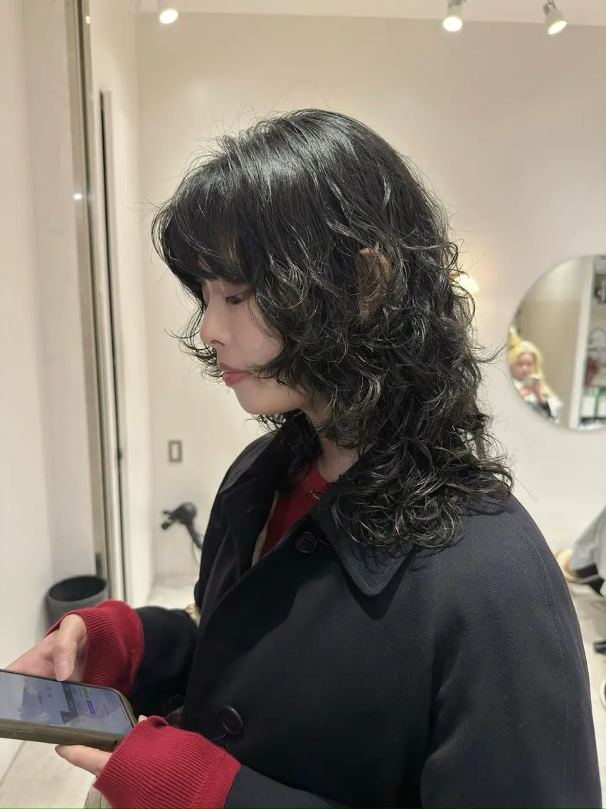 セミロング カラー パーマ セミロングパーマ 黒髪 レイヤーカット ウルフカット デジタルパーマ カット パーマ トリートメント パーマ/ボブ /レイヤー チヒロのヘアスタイル