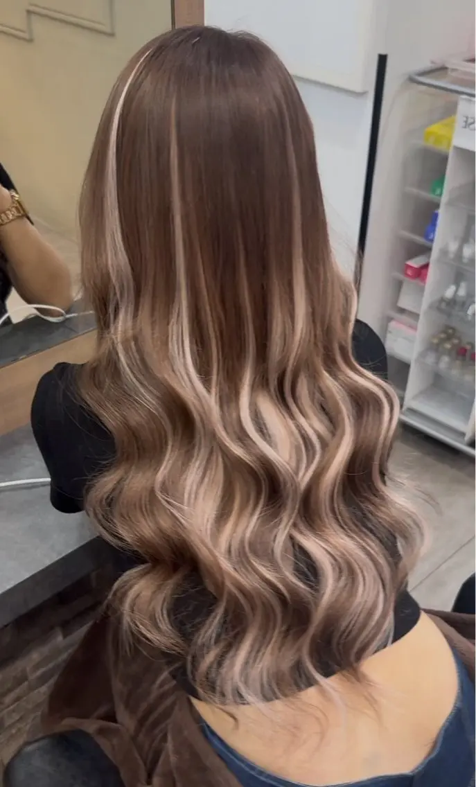 ロング RIEブリーチ& エクステ特化型のヘアスタイル
