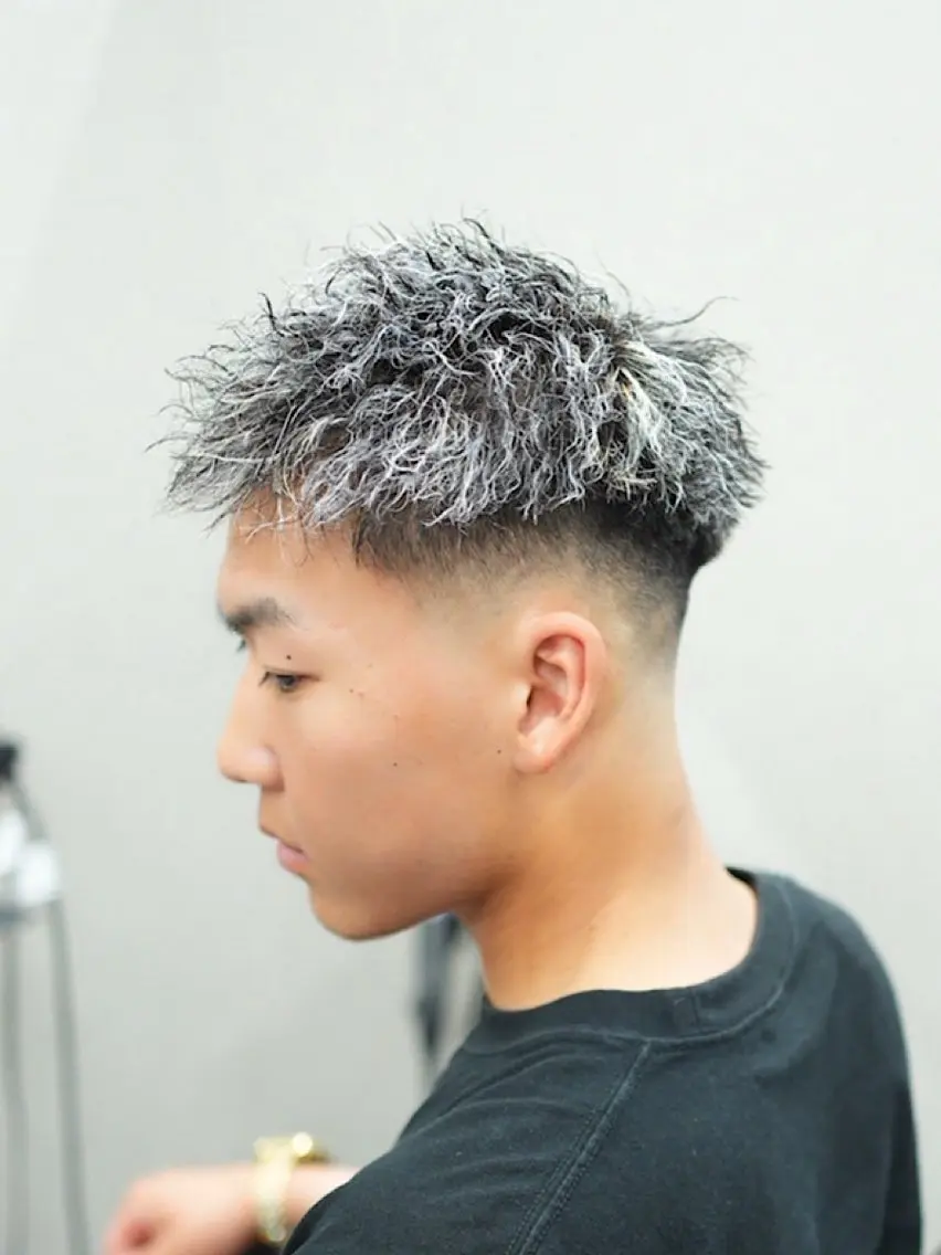 ショート カラー パーマ メンズ フェードカット メンズハイライト メンズメッシュ メンズパーマ スペインカール カット ヘアカラー SLASHメンズ専門 大西郁也のヘアスタイル