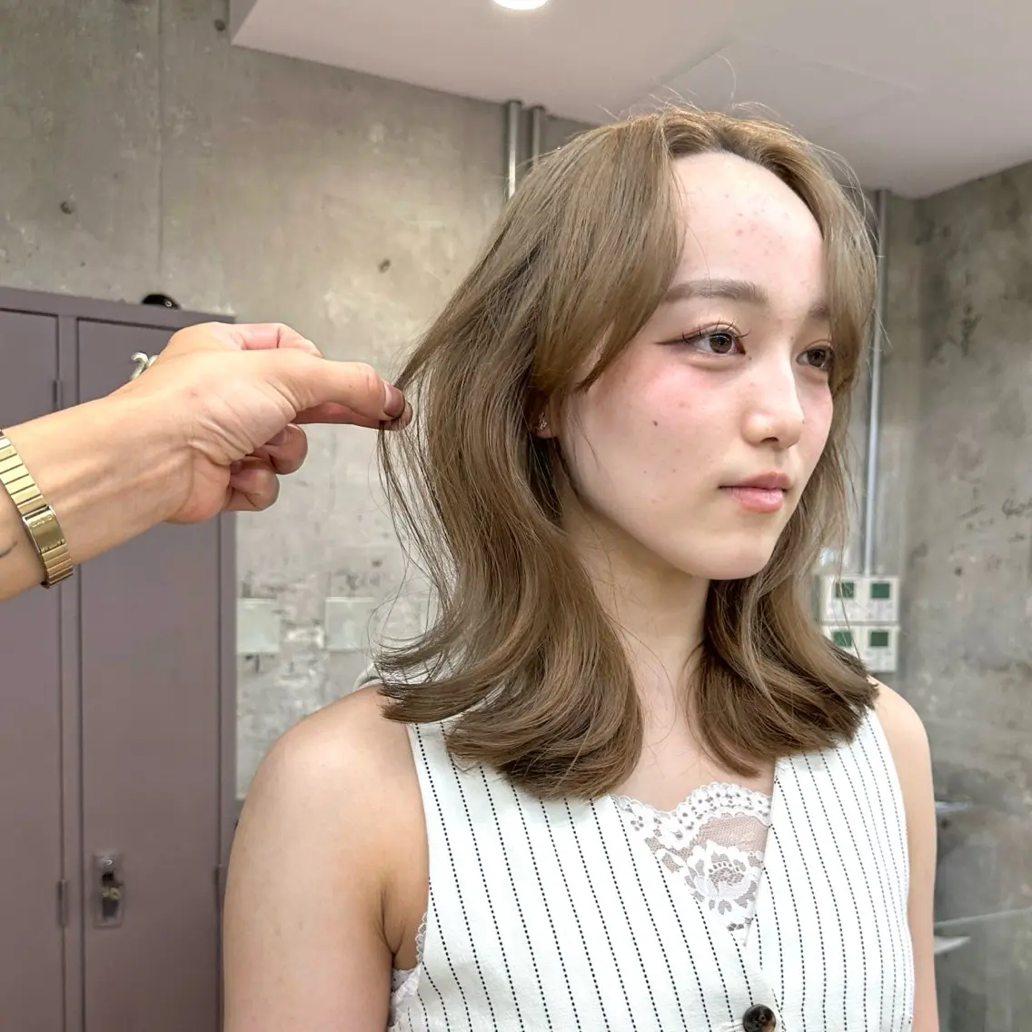 セミロング カラー ベージュカラー ブリーチ 透明感カラー ハイトーンカラー ハイトーンベージュ カット ヘアカラー トリートメント 岡本康平/ケアブリ ーチ/ダブルカラーのヘアスタイル