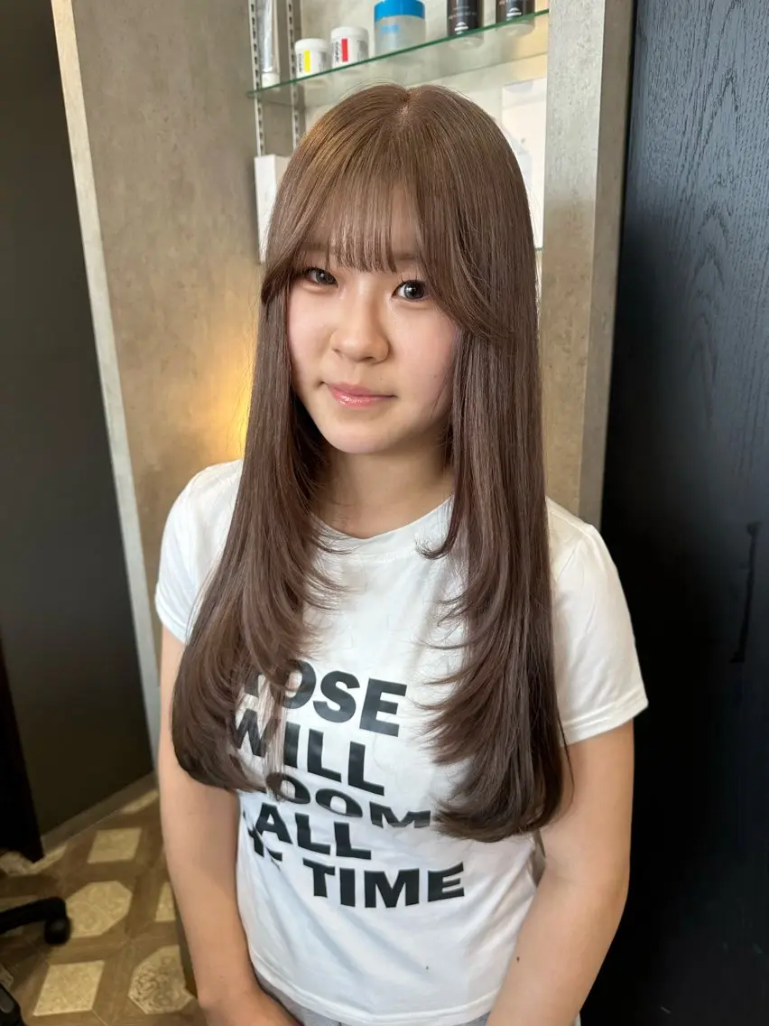 セミロング カラー ベージュカラー ブリーチ ブロンド ケアブリーチ 透明感カラー カット 天神暖色カラー レイヤー・髪質改善のヘアスタイル