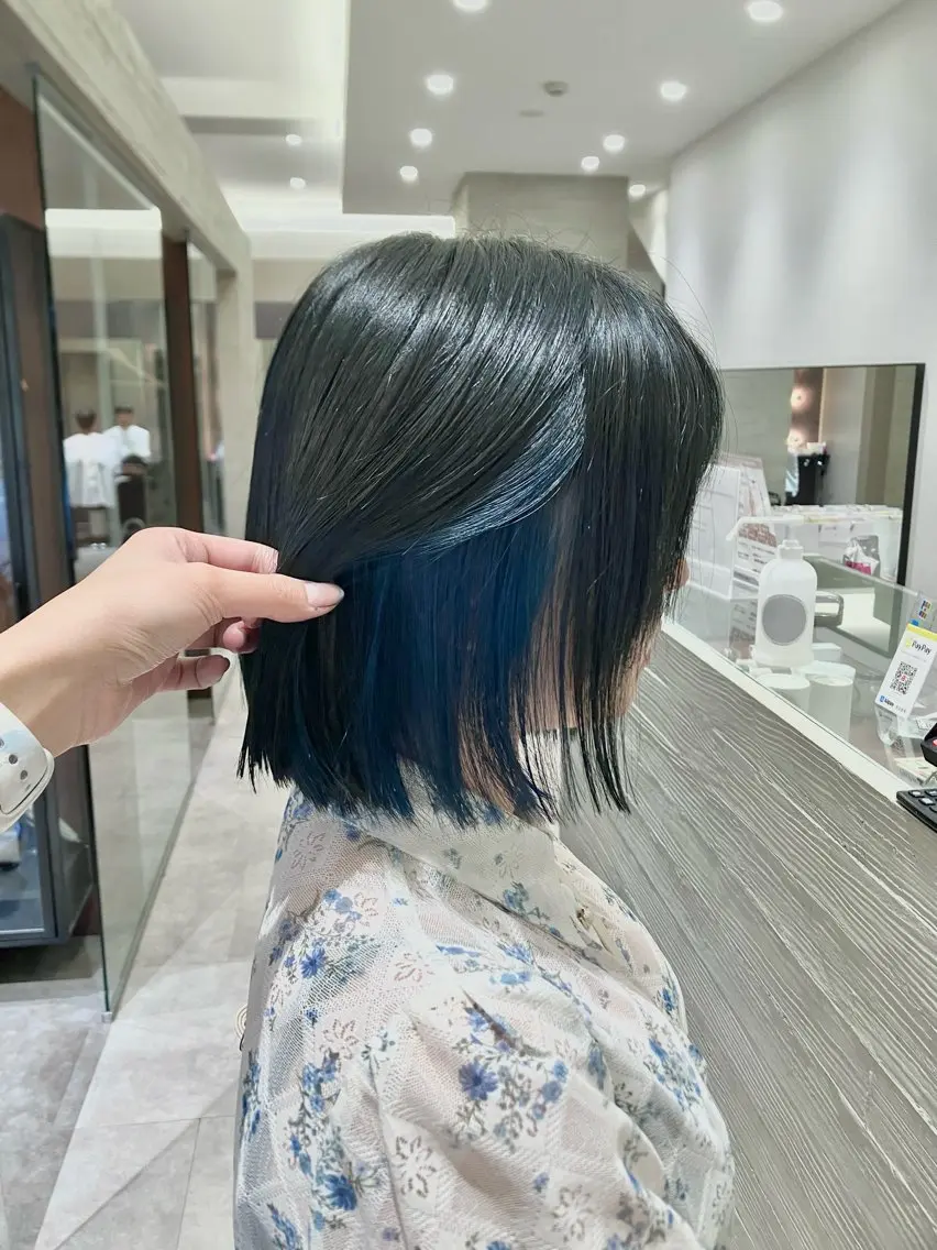 ショート カラー アッシュ ブリーチ ブルーカラー サキ🤍ハイトーン 🪩レイヤーカットのヘアスタイル