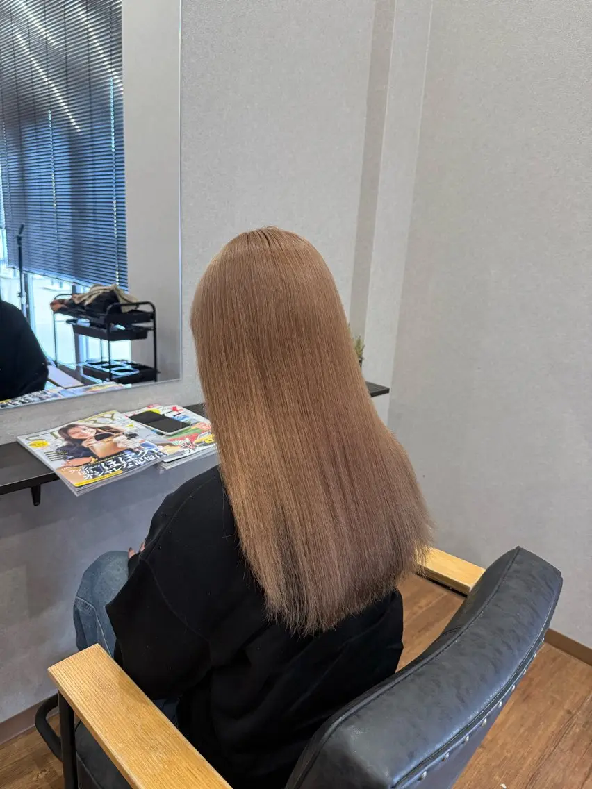 ロング カラー ベージュカラー ミルクティーベージュ カット ヘアカラー トリートメント 鵜飼 真伍のヘアスタイル