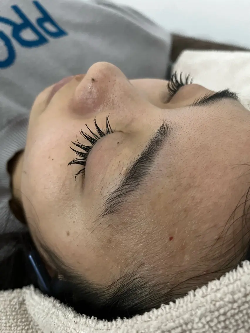 マツエク・マツパ 束感まつ毛 天神最安値エクステ カラーレイヤーカットのヘアスタイル