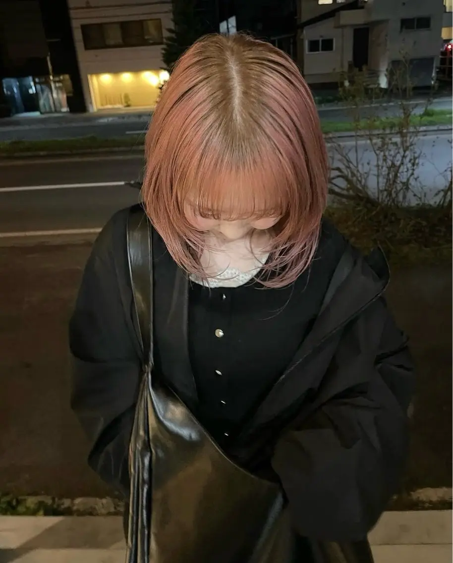 ミディアム カラー ヘアカラー Mëw &のヘアスタイル