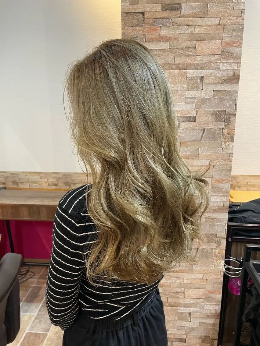 ロング カラー ベージュカラー オリーブベージュ ヘアカラー YUI/ ブリーチカラー🌷のヘアスタイル
