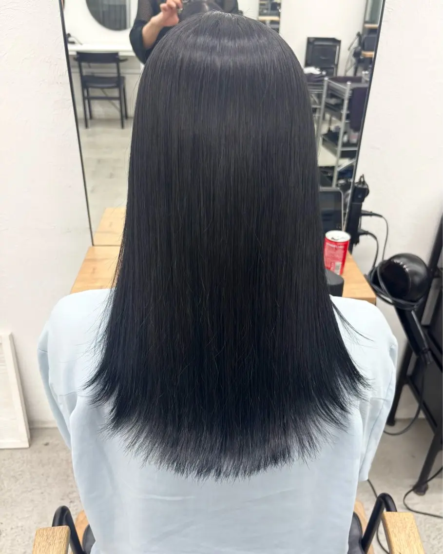 セミロング カラー 黒髪 ブルーカラー ブルーブラック ヘアカラー トリートメント 透明感カラー🫧 /hinaのヘアスタイル