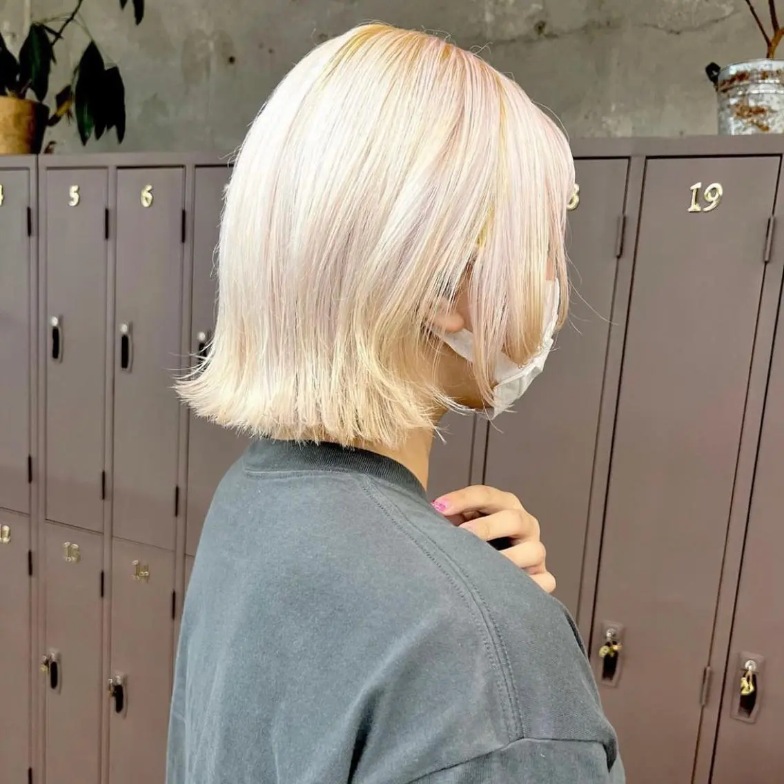 ミディアム カラー 切りっぱなしボブ ブロンド ホワイトブロンド ボブ カット ヘアカラー トリートメント 韓国ヘア /男女☘️ 細江 美紅のヘアスタイル