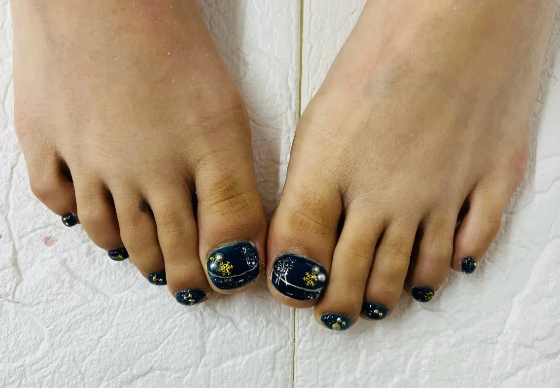 ネイル ラメ(グリッター) ネイビー ストーンネイル 冬ネイル フットネイル Nail ecxia ／Reikaのネイルデザイン