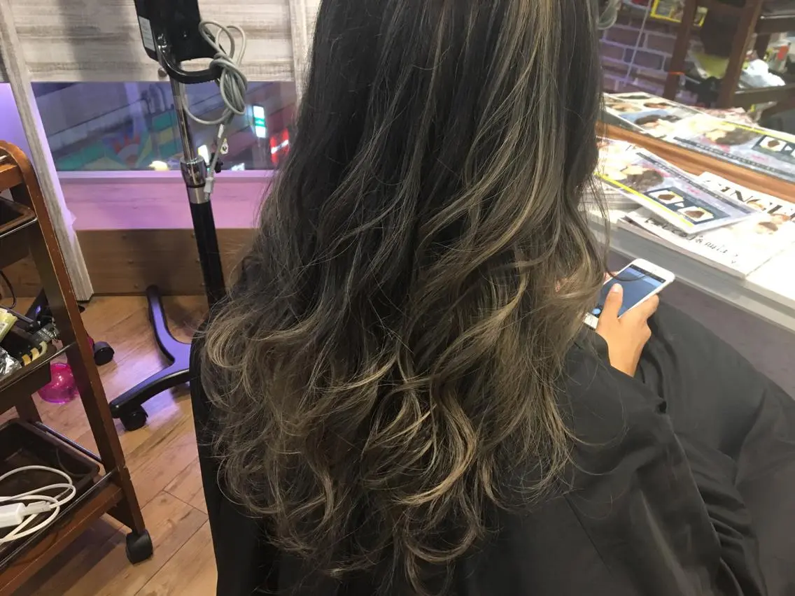 カラー グラデーションカラー ハイライトカラー 池本 弥桜のヘアスタイル